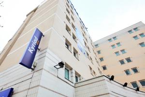 维里沙蒂隆基里亚德威利查狄龙酒店的建筑的侧面有蓝色标志
