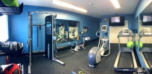 南雅茅斯Riverview Resort, a VRI resort的蓝色房间中带几台跑步机的健身房