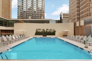 亚特兰大亚特兰大凯悦酒店的一座带椅子的大型游泳池和一座建筑