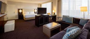 新奥尔良新奥尔良凯悦酒店的酒店客房设有沙发、床和电视。