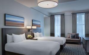 克利夫兰克利夫兰过街凯悦丽景湾酒店的酒店客房,设有两张床和一张沙发