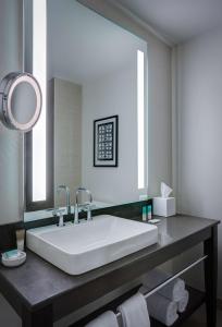 克利夫兰克利夫兰过街凯悦丽景湾酒店的一间带大水槽和镜子的浴室
