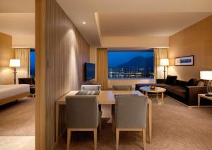香港香港沙田凯悦酒店的酒店客房设有餐桌和客厅。