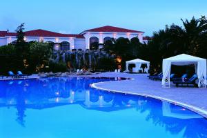 塞萨洛尼基塞萨洛尼基凯悦酒店的度假村前的游泳池