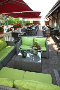 埃佩尔奈罗基斯巴格特尔酒店- 51530 迪斯的天井配有沙发和鲜花桌。