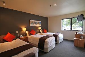 汉默温泉漂流者酒店的酒店客房设有两张床和一台平面电视。