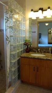 芒廷维尤酷悠伯度假屋的一间带水槽和镜子的浴室