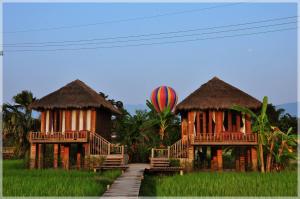 万荣ViengTara VangVieng Resort的两座带热气球的小屋