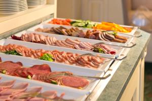 哥达思加洛斯公园酒店的包括几个肉和蔬菜的自助餐
