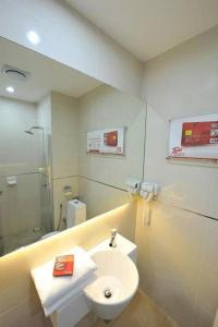 哥打京那巴鲁和谐酒店-1婆罗洲哥打京那巴鲁的一间带水槽、卫生间和淋浴的浴室