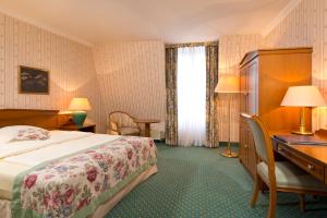 哥达思加洛斯公园酒店的配有一张床和一张书桌的酒店客房