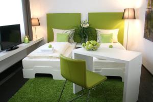 奥伯丁Hotel Gasthof Alte Post - Restaurant offen的客厅设有白色桌子和绿色墙壁。