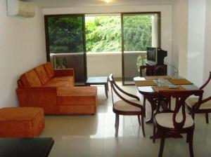 圣玛尔塔罗卡滨海公寓酒店的客厅配有沙发和桌子
