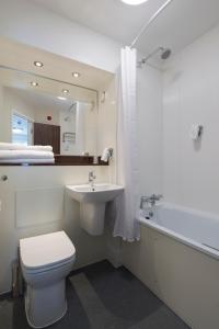 唐克斯特Kings Chamber, Doncaster by Marston's Inns的白色的浴室设有卫生间和水槽。