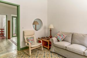 维拉·雷阿尔·德·桑托亚FLH Vila Real Santo Antonio Family House的客厅配有沙发和桌子