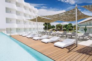 卡拉达沃Inturotel Cala Esmeralda Beach Hotel & Spa - Adults Only的游泳池旁的一排躺椅