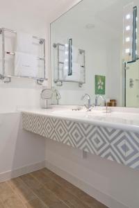 韦德布里奇The St Enodoc Hotel的浴室设有2个水槽和镜子