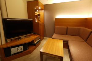 东京涩谷格兰贝尔酒店的带沙发和电视的小客厅