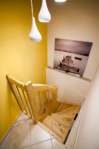 科佩尔Apartment Koper的黄色墙壁的房间里一张木椅