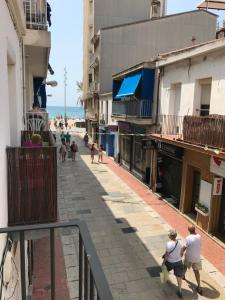 卡拉费尔Casita de Pescador的一群人沿着海滩附近的街道走着