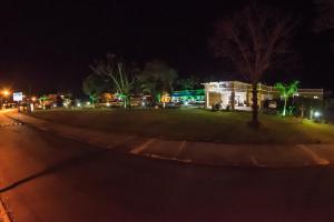 CapanemaHotel Tito's的夜晚有灯的街道
