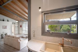 雅典法拉斯公寓的一间带水槽、窗户和沙发的浴室