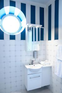 SvartåMustion Linna / Svartå Manor的蓝色和白色的浴室设有水槽和镜子