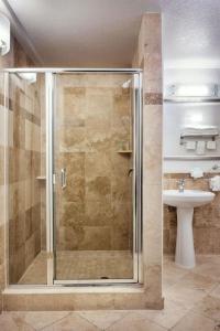 圣地亚哥小意大利波尔图维斯塔酒店的带淋浴和盥洗盆的浴室