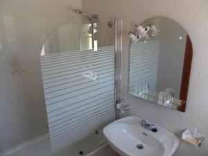 桑亨霍维玛尔酒店的浴室配有盥洗盆和带镜子的淋浴