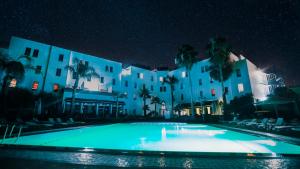 非斯宜必思菲斯酒店的一座大型建筑,晚上设有游泳池