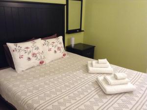 里斯本里斯本机场公寓的一间卧室配有一张床,上面有两条毛巾