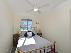 安特兰斯The Nautical House的一间卧室配有一张床和吊扇