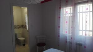 阿维拉VuT Dalia 4的白色的客房设有窗户和浴室