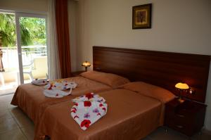 达利安凯斯金酒店的一间卧室配有两张带毛巾的床