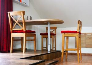 Sabrodt羊驼度假公寓的两张椅子、一张桌子和两张桌子及椅子