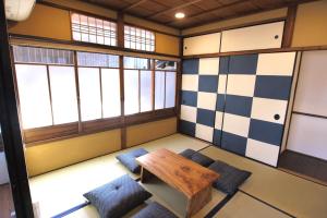 京都市松庵度假屋的客房设有桌子、椅子和窗户。