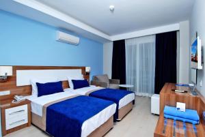 阿拉尼亚Kleopatra Ramira Hotel - All Inclusive的酒店客房配有两张床和一张书桌