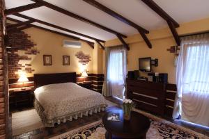 ProtsevPark-Hotel Butenko Stable的卧室配有一张床铺,位于带横梁的房间内