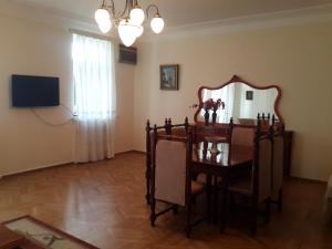 巴统Apartment on Rustaveli 41的一间设有镜子和桌椅的用餐室