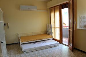 坎波马里诺Appartamento Ciclamini的一间卧室配有双层床