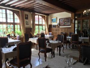 图尔尼索瓦奇酒店的用餐室设有桌椅和窗户。