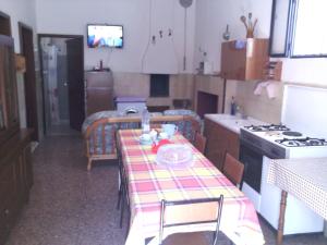 弗兰卡维拉丰塔纳Vacanza in casa rurale nel Salento的一间带桌子和炉灶的小厨房