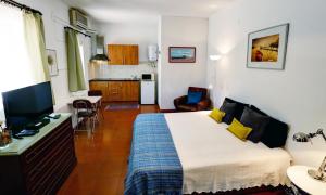 莫托拉Alojamentos Oasis的酒店客房带一张床和一个厨房