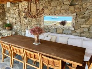 奥诺斯Beachfront Mykonos Guest House的一间带桌子和沙发的用餐室