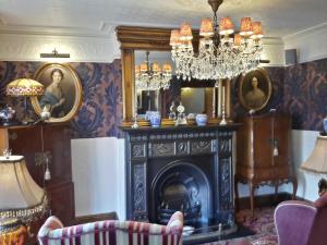 布莱克浦The Lonsdale的客厅设有壁炉和吊灯。