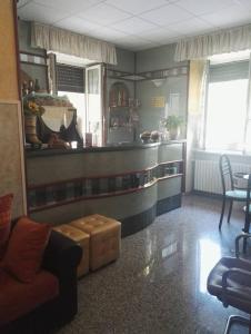 卡拉马尼科泰尔梅Albergo Di Piero的带沙发和柜台的客厅