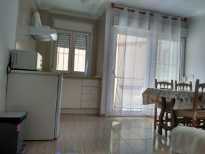 滨海罗克塔斯Apartroquetas的厨房以及带桌椅的用餐室。