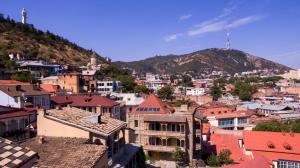 第比利斯阿尔卡特拉斯杰尔旅舍的享有城市建筑和山脉的美景