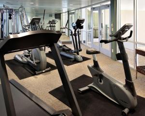 皮斯莫比奇肖尔克里夫酒店的健身房设有数台跑步机和有氧运动器材