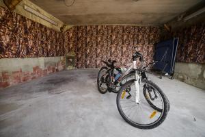 斯基希德尼萨Forest House exclusive的一间房间,里面停放着两辆自行车